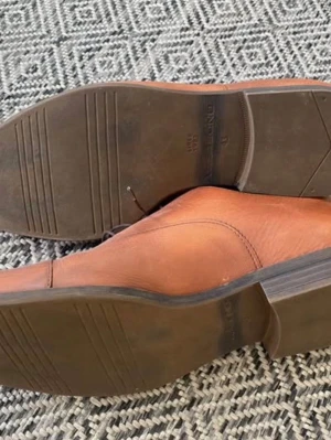 Bruna läderskor från Vagabond - Snygga bruna skor från Vagabond i äkta läder med klassisk snörning och låg klack. Skorna har en stilren design med rundad tå och diskreta sömmar. Perfekta för dig som gillar tidlös och clean stil.