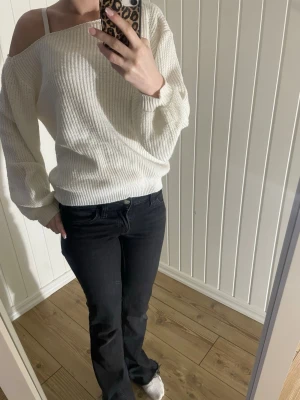 Vit off shoulder stickad tröja - Trendig vit stickad tröja med off shoulder-design och bred ribbstickning. Tröjan har avslappnad passform, långa ärmar och mjukt material som känns skönt mot huden.  Står inte vart den kommer ifrån❤️