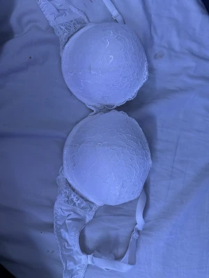 Spets push up bh  - Vit spets push up i strl 75C, nästan aldrig använd