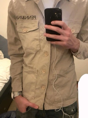 Beige overshirt från PENN&INK - Snygg beige overshirt från PENN&INK. Overshirten är i storlek 38, sitter som S-M, hör av er vid frågor! Perfekt nu mot hösten o sommaren. 