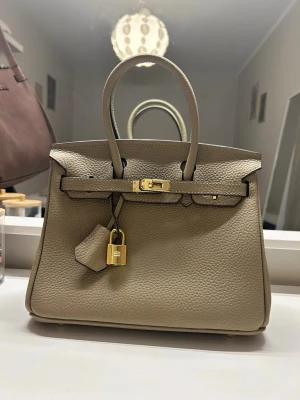 Handväska - Helt ny utan prislapp i äkta läder