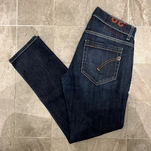 Dondup George - Säljer dessa Dondup George Jeans i storlek 30| Midja:39cm Längd:92cm. Skick: 9/10. ❗️Jeansen är nedkortade❗️| Nypris: Ca 2199kr| Kontakta vid minsta lilla fråga eller fundering.