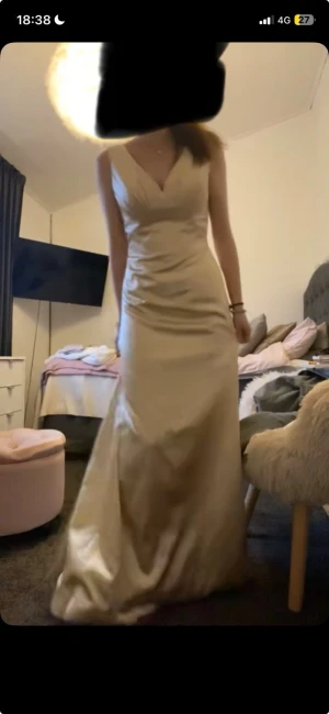 Champagnefärgad långklänning i satin - Säljer min balklänning jättefin champagne färgad str S
