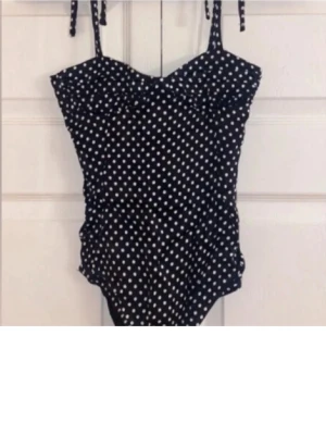 prickig body zara - nästan oanvänd eftertraktad body från zara. passar storlek small och extra small beroende på hur man knyter axelbanden❣️