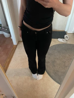Svarta low waist jeans bootcut - Säljer ett par svarta low waist jeans med bootcut passform. Klassisk femficksmodell och utsvängda ben. Från junkyard kommer inte ihåg vad modellen heter men använda fåtal gånger🤍🤍