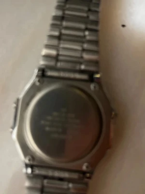 Casio silverfärgad klocka i metall - Stilren klocka från Casio i silverfärgad metall med klassisk länkarmband. Klockan har en robust design som passar till många olika stilar. Perfekt accessoar för dig som gillar tidlösa detaljer.