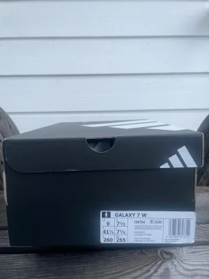 Galaxy 7 löparskor dam, storlek 41 1/3 - Ny skick, aldrig använda. Nypris 349kr. Löparskorna erbjuder mycket bekväm komfort tack vare sin ventilerande ovandel som håller fötterna svala. Mellansulan är mjuk och dämpar när du springer.  