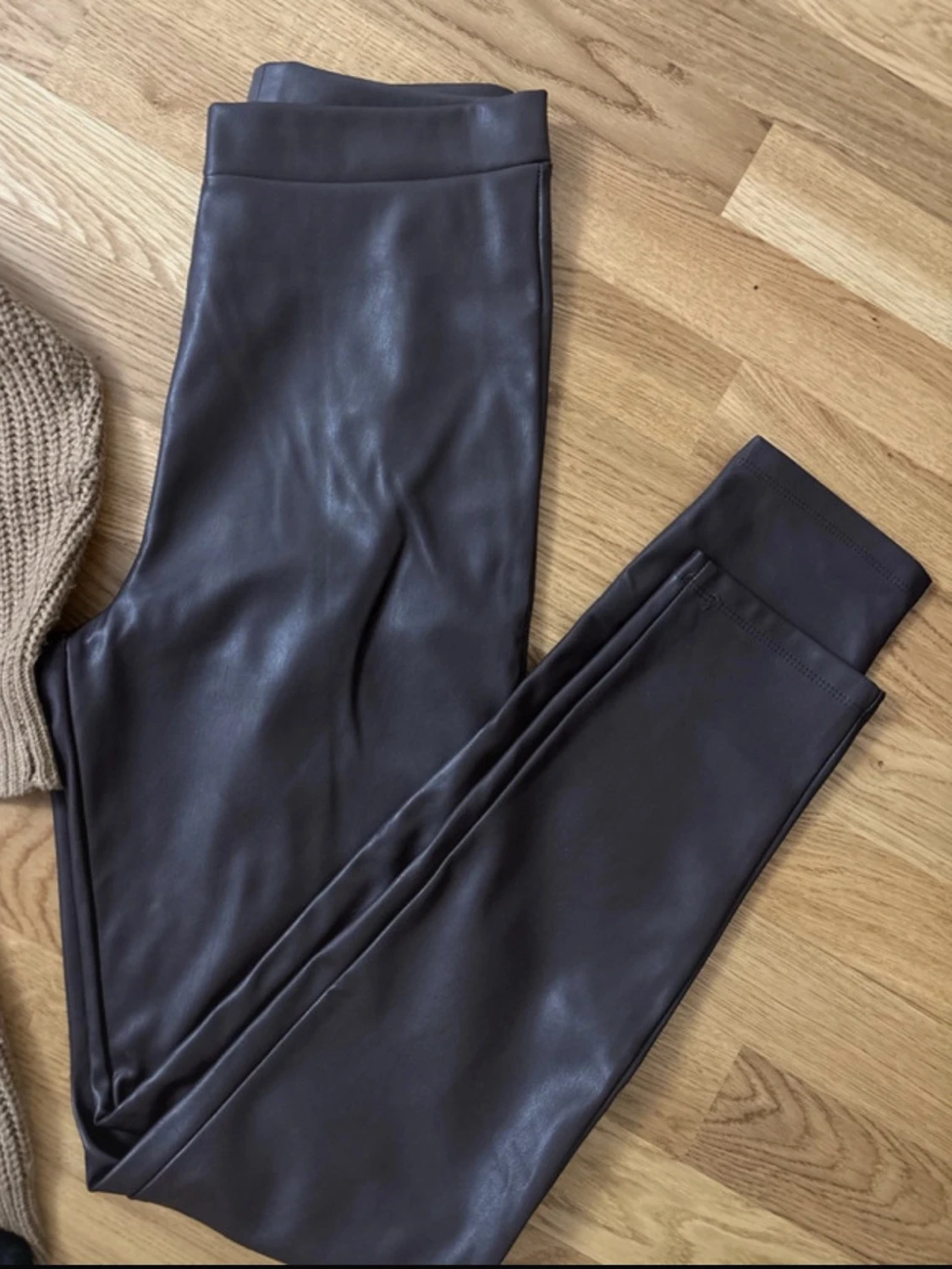 Beige lång kofta i grovstickad modell - 2