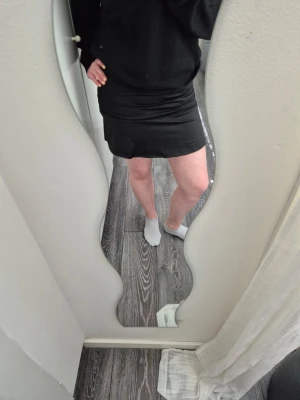 Svart minikjol med insydda shorts - Svart kortkjol som har insydda shorts (se bild 5) som ger extra bekvämlighet❣️ Perfekt kjol som passar till det mesta Inga tecken på användning!