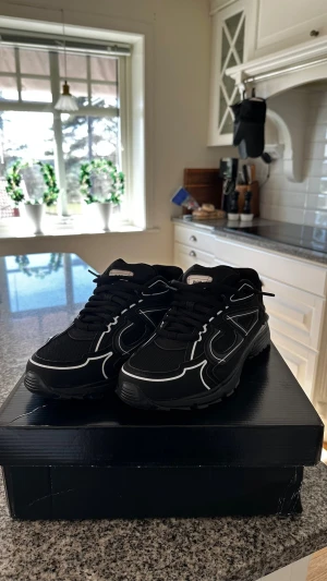 Svarta Dior B30  - Säljer ett par helt oanvända svarta Dior B30s med vita detaljer. Skorna har chunky sula, mesh och syntetmaterial samt snörning framtill. Perfekta för dig som vill ha en unik look.                                          Pris ej hugget i sten!!!