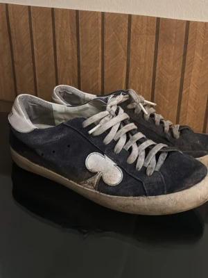 The Gallerist 42str - Snygga mörkblå sneakers i mocka från the gallerist ganska smutsiga och slitna men går att fixa och tvättas, säljs för att de ligger hemma använder knappt längre, riktigt fina , nypris: 2499kr 