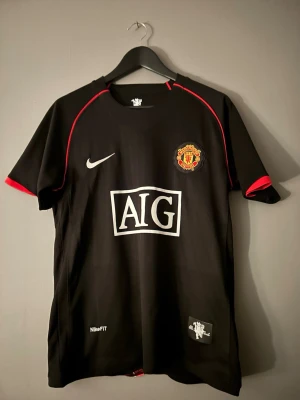 Manchester United retro tröja - Säljer nu en retro Manchester United fotbollströja med legenden Wayne Rooney och nummer 10 på ryggen, tillverkad av Nike. Mycket bra skick! Storlek S.