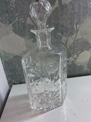 Karaff i slipat glas med blommönster - Slipad kristallwhiskeykaraff i tidlös design. Djup etsad ros, tung botten och matchande propp. Mycket bra skick. Diskret lyx för barskåpet.