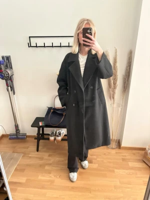 Kappa från Only  - Supersnygg oversized kappa från Only. Materialet är 100% polyester. Färgen är mörkgrå. Den är nopprig och blev det efter någon användning. Jag har dock använt den ändå och inte tänkt på det. Jag har inte heller testat ta bort det med noppmaskin.