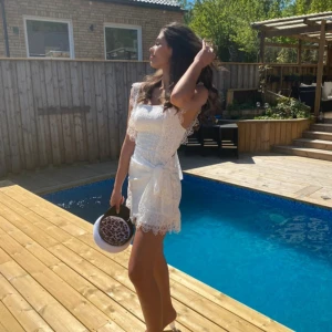 Studentklänning  - Så vacker vit spetsklänning!! Klänningen har omlottknytning i midja. Perfekt för studenten och sommarens alla tillfällen och ger en romantisk känsla. Endast använd en gång, på studenten, så som ny! Bara att höra av er om ni undrar något 🤍