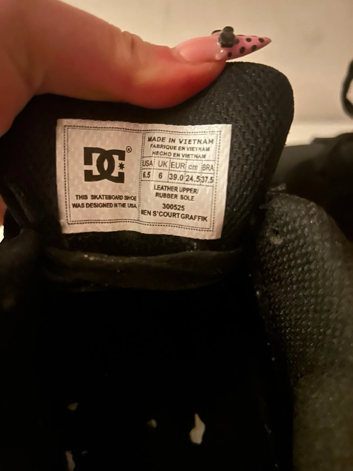 Svarta DC Shoes sneakers med rosa detaljer - 2