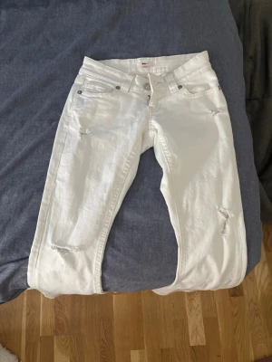 Vita jeans - Andvänt dessa påriktigt 1 gång, tycker bara inte att de sitter bra, storel XS men sitter som en S