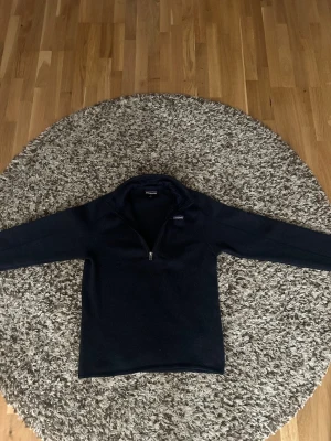 Marinblå fleece från Patagonia - Mysig marinblå fleece från Patagonia, en varm i skön tröja , bra in för våren , inga defekt och nästan nyskick! 