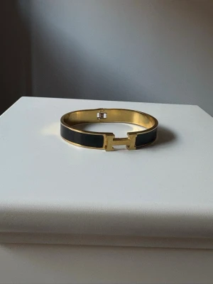 H armband - Super fint inte mycket använt!