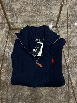 Ralph Lauren  - Hej, säljer en helt ny Ralph Lauren tröja från polo. Den är helt ny och oanvänd, prislapp finns med. Om du köper tröjan får du en bonus gåva med.        Längd: 57cm   Axelbredd: 36cm