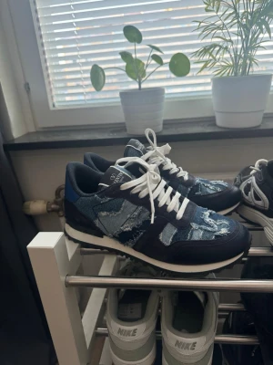 Intressecheck på Valentino Rockrunners Denim - Unika sneakers från Valentino i mörkblå denimtyg med slitna detaljer. Köpta i Italien! Allt og finns, som påse, dustbags, kartong osv. Hör av er vid frågor!!