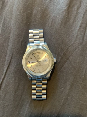 Rolx DayDate - Väldigt fint skick, tidtagarurerna sitter fast men fungerar om man fixar den, tror de bara behöver ett nytt batteri