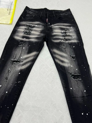 Svarta Dsq2 jeans  - Storlek 28-29