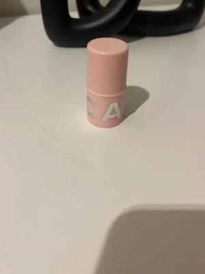 Caia blush sweet Swift - Säljer ett blush från CAIA i en snygg ljusrosa hylsa med vita bokstäver. Förpackningen är cylinderformad och har en modern, stilren design i plast. Perfekt för dig som gillar trendiga och minimalistiska sminkprodukter. Färg sweet Swift. Testad men gillar inte riktigt färgen 