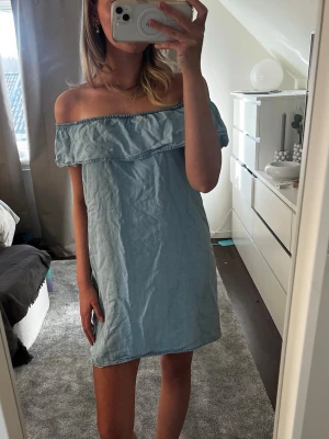 Ljusblå offshoulder jeansklänning - Söt denim klänning från HM i storlek 158 men passar XS/S💓