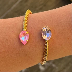 Bangle Light Rose - Armband, Bangle, i guldpläterad mässing med kristaller. Kristaller Pear 14mm och Oval 14mm, Färg Light Rose och Light Rose Laquer De Lite. Ställbar storlek. Jag skickar endast spårbart, samfraktar. Fast pris. Besök gärna mina övriga annonser.  Till mina smycken använder jag kristaller från Preciosa, Aurora och Swarowski.