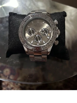 R Klocka - Helt ny för bra pris