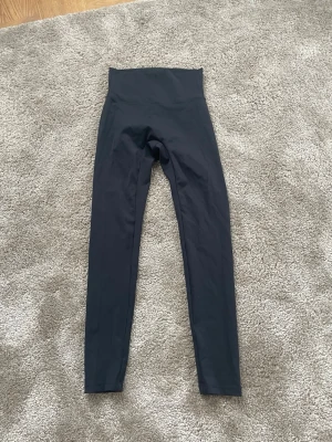 Svarta  tights - Snygga svarta leggings  med tight passform. Perfekta för träning eller chill. Mjukt och stretchigt material som sitter skönt hela dagen. Dom är lite mindre i storleken är som ungefär xs