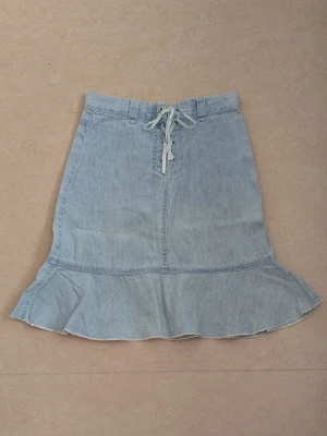 Jeans kjol - Jeans kjol , LINDEX . Längst ner på kjolen finns en färg skillnad i form av ett sträck , bifogar bild.