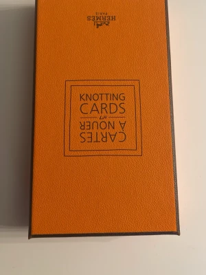 Knotting cards, knytkort - Säljer en grupp kort som är totalt 22 stycken och de används till att visa hur man knyter sjalar/scarfar och hur man kan använda de på olika sätt. Lådan kommer med vid köpet 