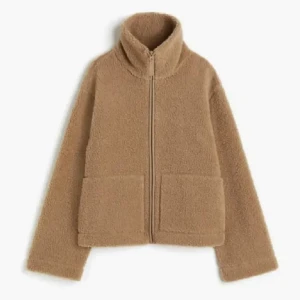 teddyjacka hm - eftersökt jacka i pile från hm, säljer då den inte kommer till användning💞💞💞 den är i storlek L men liten i storleken