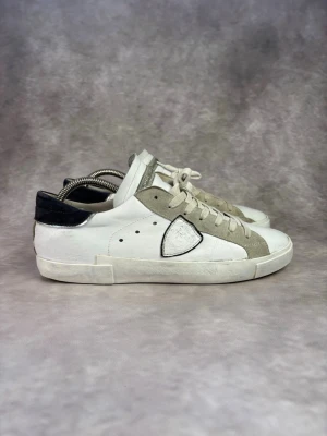 Phillipe Model Skor - Stl 42 - Riktigt feta Phillipe Model skor i snygg colorway, perfekt till sommaren! 🏖️😮‍💨| Mycket bra skick: 8,5/10, sparsamt använda | Stl: 42 | Ingår vid köp: endast skorna 🙌 | Självklart äkta 🤝 | Hör av dig vid frågor // Galgen 🫡