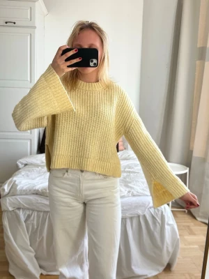 Gul stickad tröja med vida ärmar💖💖 - Trendig gul stickad tröja med breda, vida ärmar och ribbstickad struktur. Tröjan har en avslappnad passform, rund halsringning och är något croppad i modellen. Perfekt för dig som gillar en modern och mysig stil.