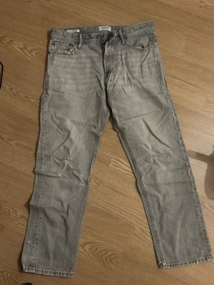 Gråa jeans från Jack and Jones  - Säljer mina gråa jeans från Jack and Jones pga de är för små skriv om ni har några frågor.