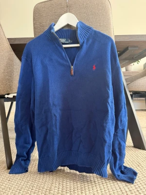 Ralph Lauren tröja  - Säljer en Ralph Lauren tröja i storlek L.  Bra skick.  Postar inom 1–2 dagar.  Skriv privat om du vill ha fler bilder. 📦👕