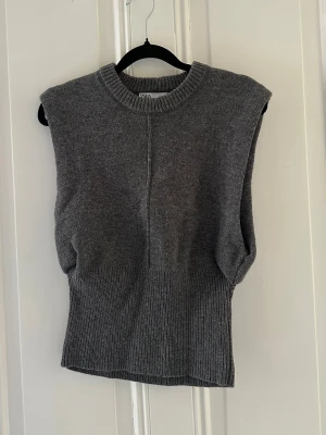 Stickad topp - SÅÅ snygg grå stickad topp