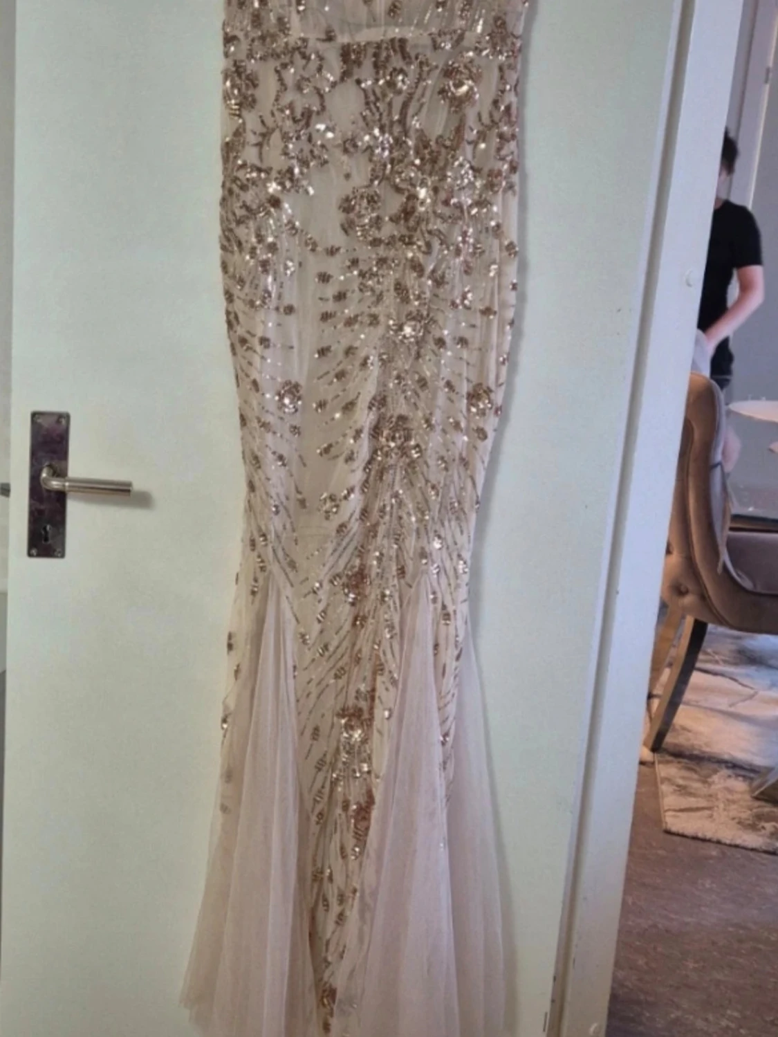 Champagnefärgad långklänning med paljetter