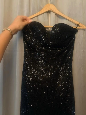 Glittrig jumpsuit  - Festlig svart glittrig jumpsuit använd en gång på nyår 2025. Köpt för ca 350kr från NewYorker men säljs inte längre. Jag bär oftast S men har denna i 34, den är stretchig.