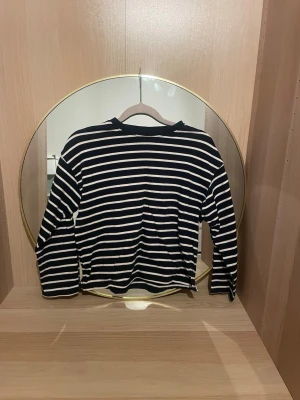 Svartvit randig tröja från Zara - Snygg svart tröja med vita horisontella ränder från Zara i storlek 134-140.Tröjan har rund halsringning och långa ärmar, perfekt för en avslappnad och trendig look. Tillverkad i mjukt material som känns skönt mot huden.skriv för fler bilder, pris kan diskuteras!💗