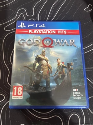God of War 2018 - God of War 2018 i helt ny skick inte en ända repa på den. Den är i original paketet och det är ett riktigt bra spel funkar för ps4 och ps5. 