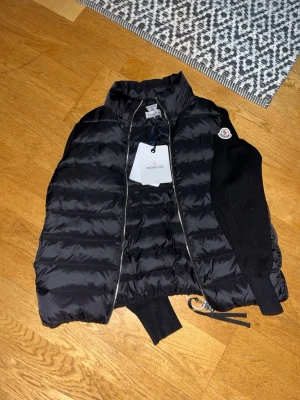 Svart moncler cardagain. - Säljer en svart moncler cardagain 1:1 storlek S i barnstorlek oanvänd säljs pågrund av för liten.