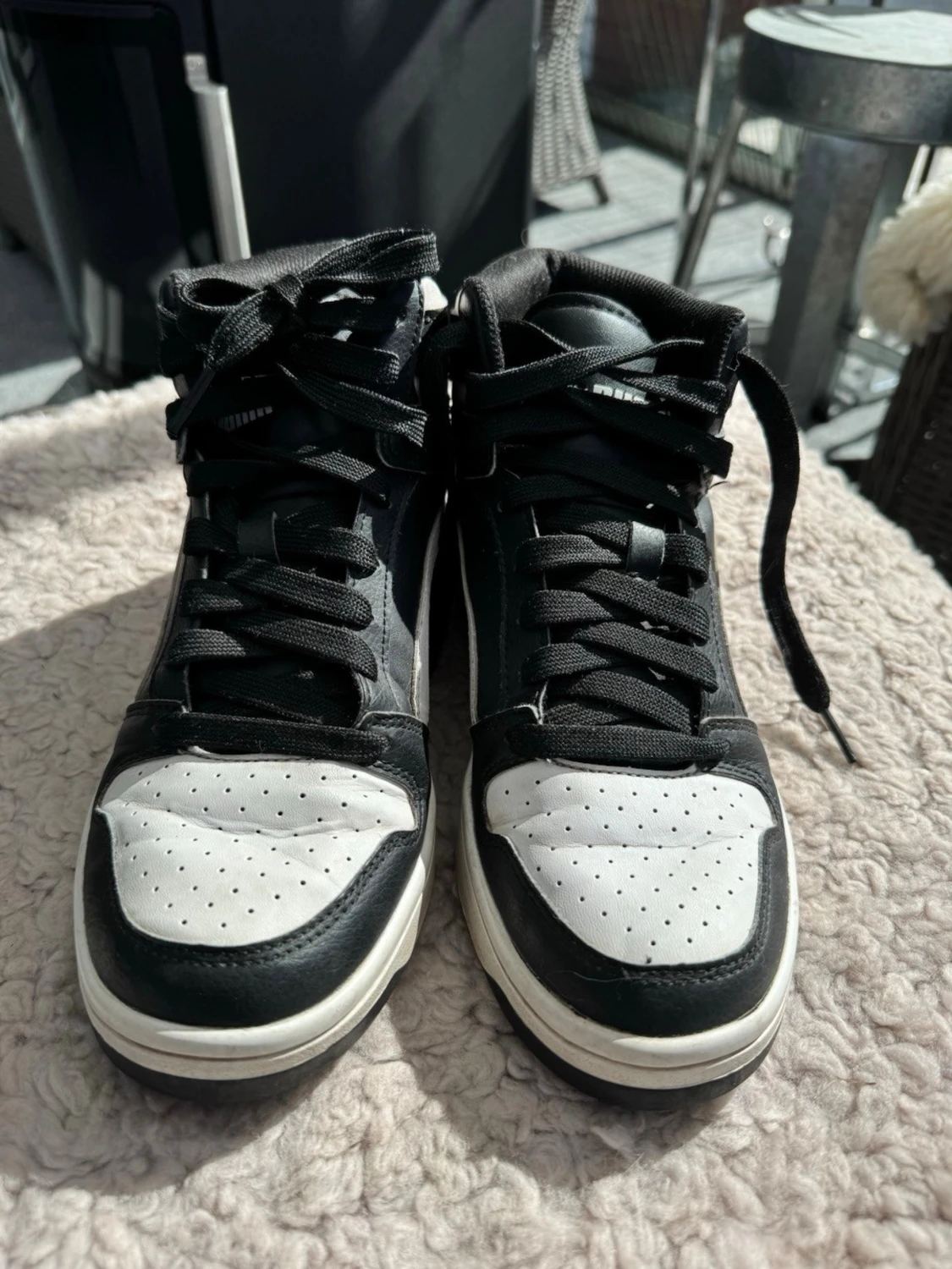 Svarta och vita höga sneakers - 1