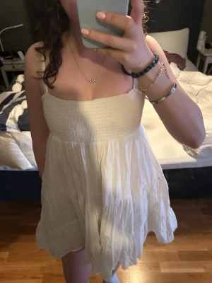 Zara vit klänning - Söt vit kort klänning från Zara i S. Använd en gång och är i bra skick. Perfekt för sommaren eller studenten. Hör av dig om du har några frågor💕