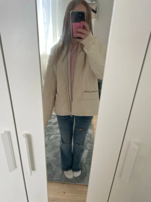 Beige quiltad jacka  - Säljer en créme färgad quiltad vårjacka💕 Jättesnygg och bra till våren❣️Storlek 158 men är som en XS!