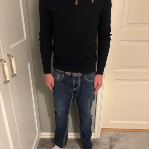 True religion jeans  - Tja säljer nu dessa feta trureligon jeans i st34 jag skulle säga att dom sitter som ett par W32 L32 iallafall på mig jag e 180 cm och väger 73kg om ni har någon fråga äre bara att höra av er 