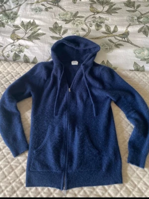 John Henric zip hoodie - Säljer min John Henric zip då den inte kommer till användning längre. Hoodien har krympt en aning i tvätten så sitter mer som en S nu. Sitter bra på mon bror som är 1,74 (se bilder). Ny pris 2990kr. Skriv för mer info😁